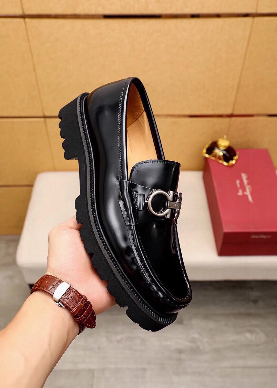 Men's shoes 💰580 💐 Product trademark: Ferragamo "Ferragamo" casual leather shoes Regular size: 38-44 (45.46🉑️customized) Product materials: Selected imported first-layer open-edge beaded cowhide leather upper + luxury hardware buckle, imported water-dyed cowhide leather lining. Strong three-dimensional visual effect, original outsole color: 4⃣️seed leather materials available